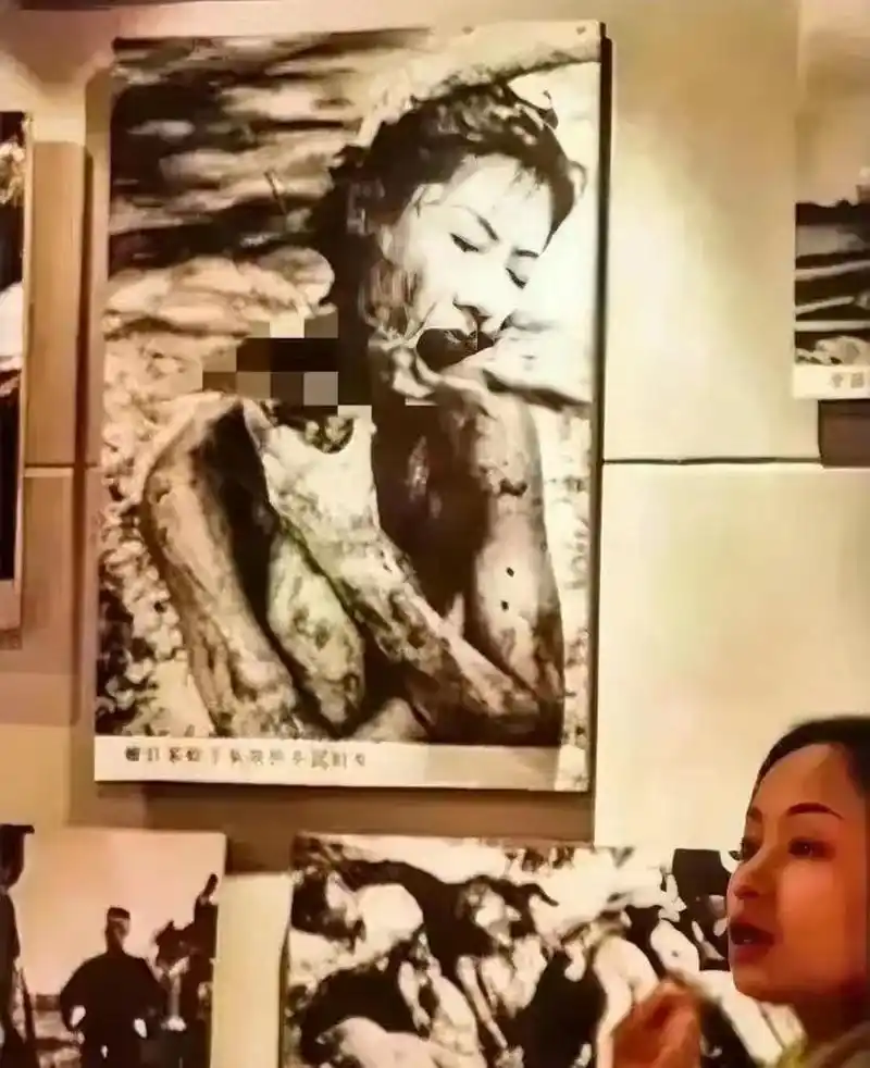 在南京大屠杀期间,一位中国女子被小鬼子残忍地砍下了头颅,血肉横飞