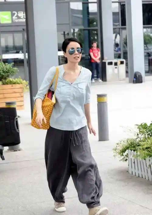 王菲的穿衣风格换品味了?