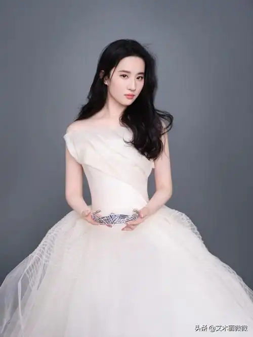 刘亦菲拍摄婚纱造型,一袭白纱衬得优雅高级,不愧是"仙女姐姐"