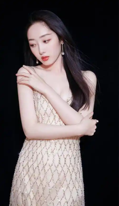 原创32岁蒋梦婕饱满有型肌肤白皙美得如此时尚迷人