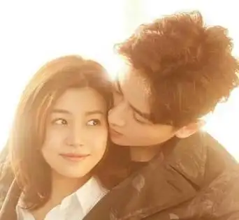 结婚后,陈妍希也挺忙的,去年又被曝出和倪安东的绯闻,感觉她那个清纯