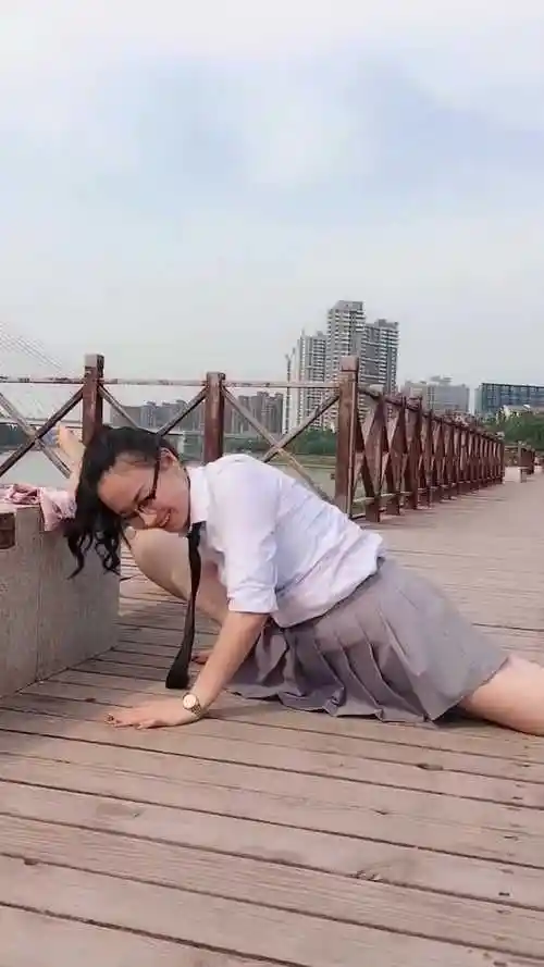 美女穿着裙子做一字马,真是厉害!