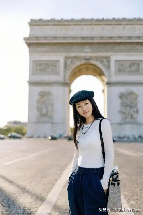 有网友吐槽,杨钰莹过着神一样洒脱的生活,人人羡慕.