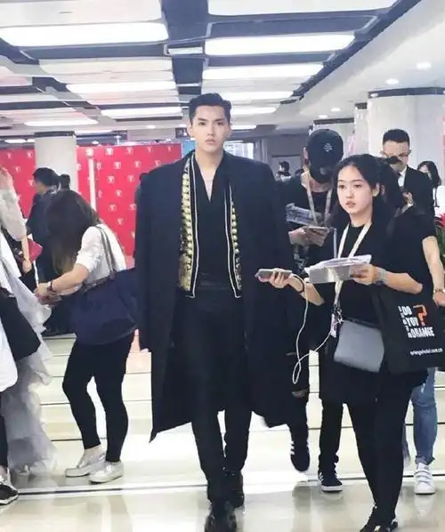 胡一天的粉丝就是戏精,再次大闹机场_网易订阅