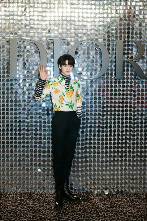 10迪奥秀场上唯一的未成年品牌方主动邀请的十七岁少年宋亚轩未来可期