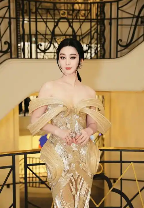 戛纳红毯:范冰冰5月20日首秀礼服"金女神"科技感十足_查尔斯·芬奇