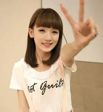 什么发型好看女生齐刘海直头发 齐刘海发型直发图片(3)