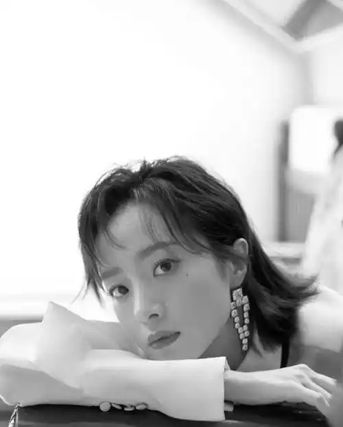 《暗恋橘生淮南》洛枳,今穿衬衫配开叉裙,黑白撞色知性大气_胡冰卿