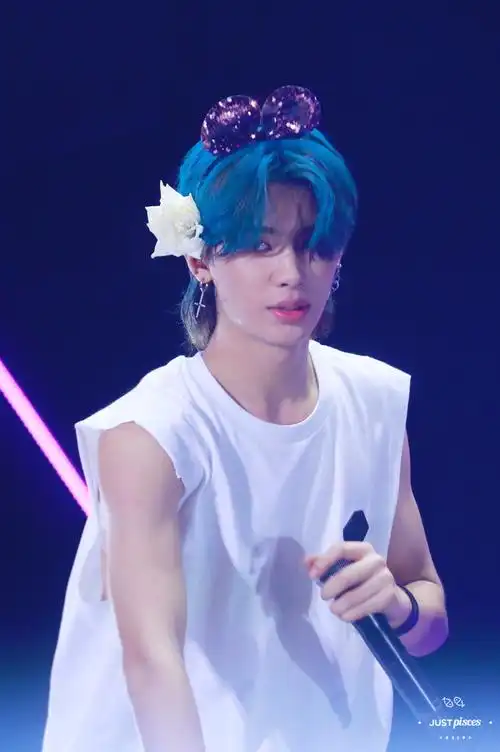 黄明昊justin蓝发