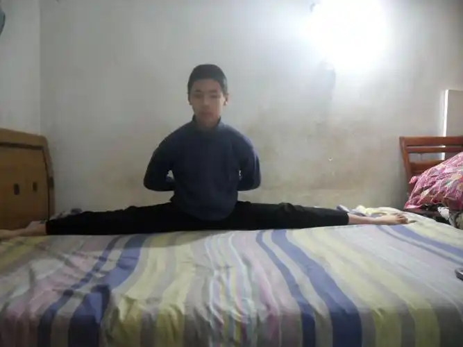 芭蕾劈叉 请问一下,学芭蕾要劈多少度,横竖都要.