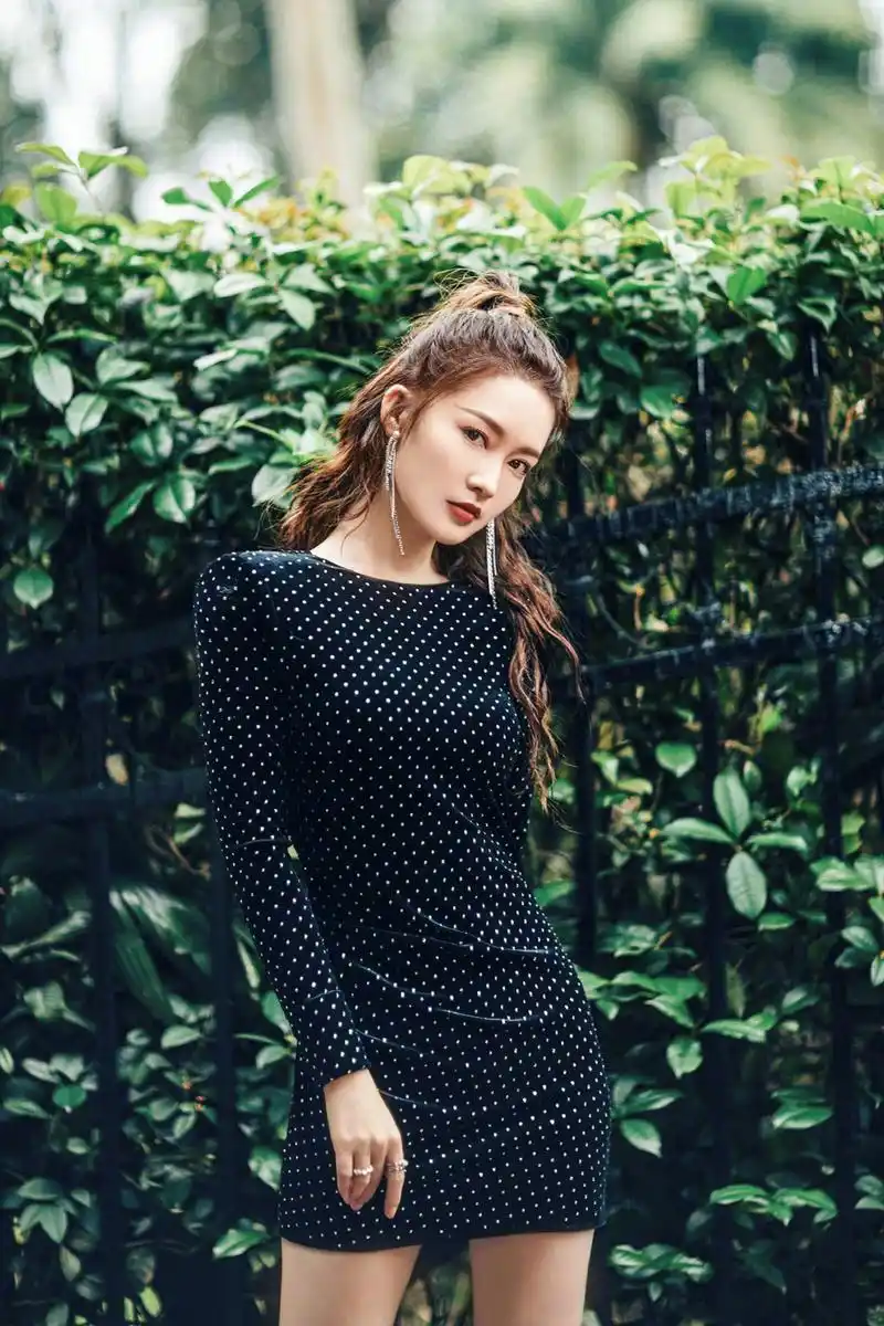 李沁黑身着露背裙长裙更添御姐气息