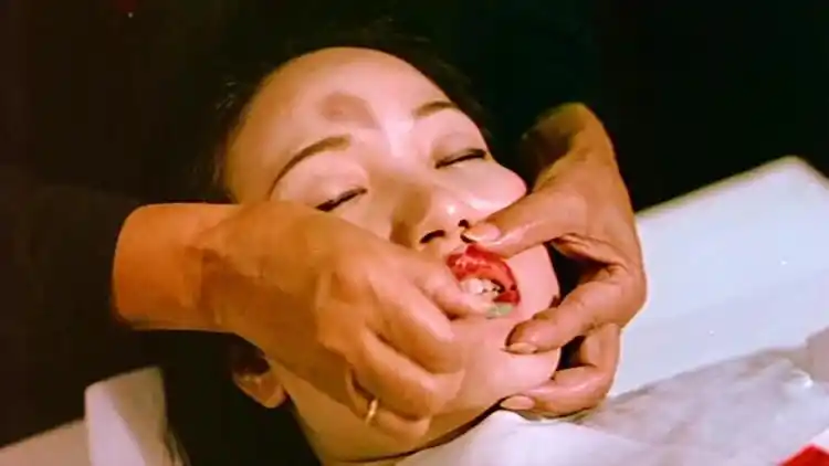 女人死不瞑目,嘴巴塞不进去闭口钱,女道士一看就知有邪气.