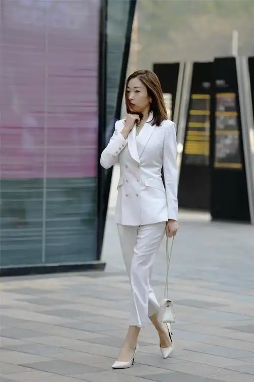 长裤搭配高跟鞋,穿出女人的精致,还搭配出高雅格调