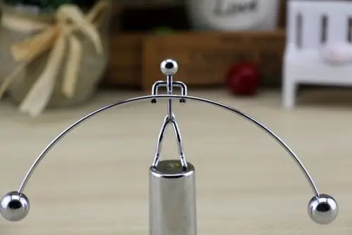 创意大号举重平衡小铁人摆件不倒翁学生日礼品减压益智玩具球批发