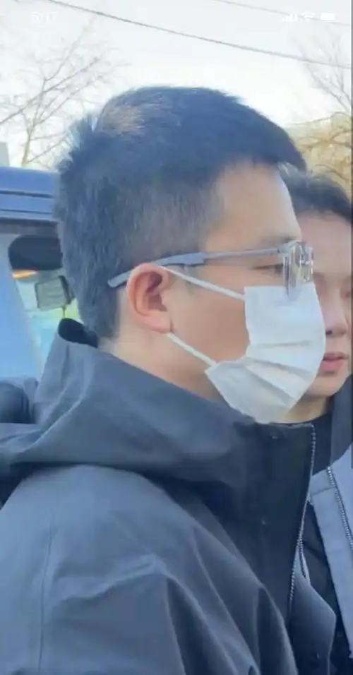 周深现身央视龙年春晚彩排,其他彩排明星还有杨幂白敬亭魏大勋等|黄轩