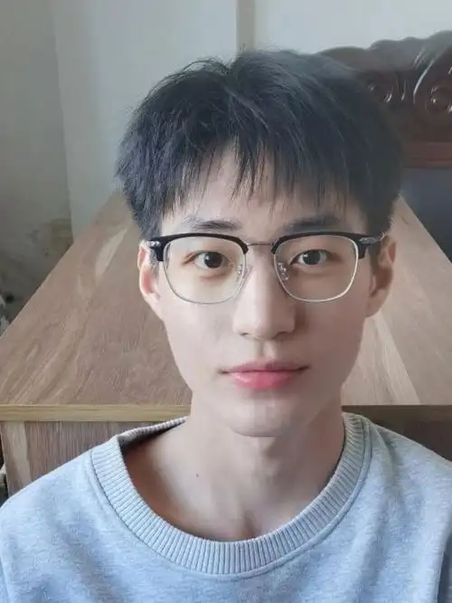 最适合大饼脸的短发男生发型