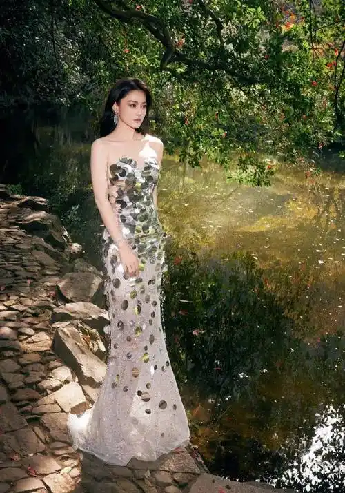 原创张馨予银片长裙写真她肤白貌美露出事业线性感火辣