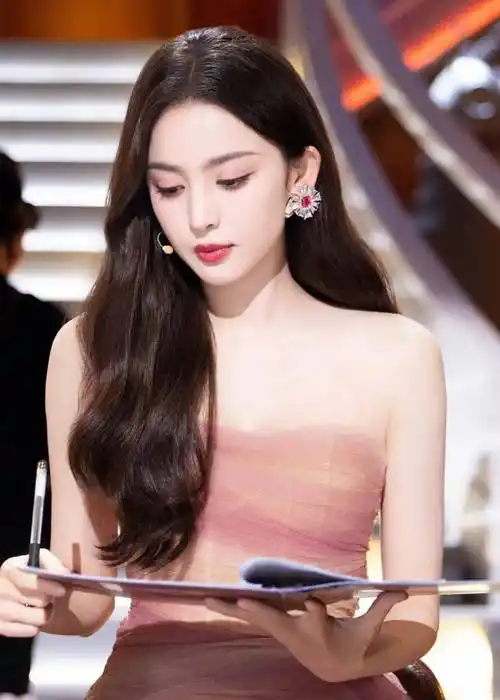 古力娜扎穿粉色抹胸长裙,搭配"草莓"妆容,美得令人窒息_气质_时尚