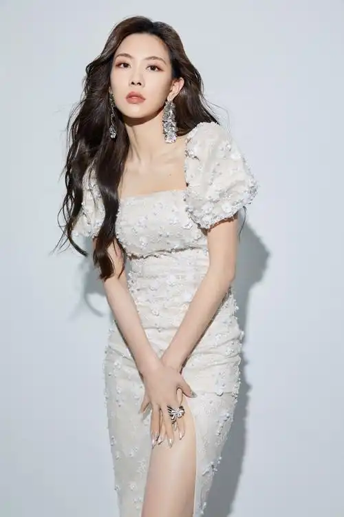 王霏霏白色开衩连衣裙##王霏霏直播状态