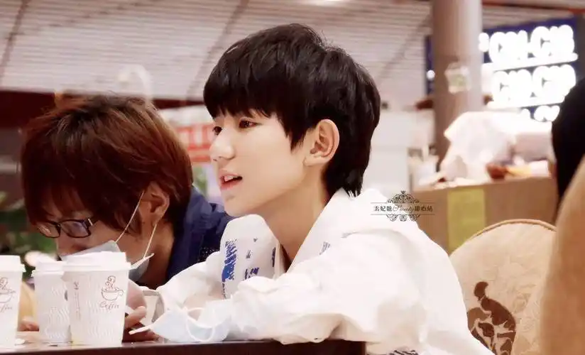 而且与其一起的还有杨超越和贾乃亮两人,相信大家也猜都出了这是王源