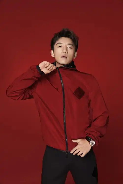 简介:郑恺新年红时髦帅气写真图片,分享一组郑恺图片给大家,图中的