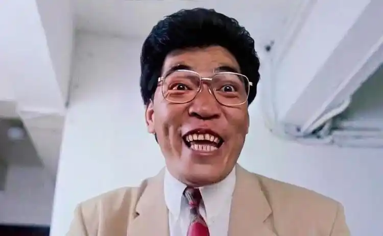 大傻哥上门推销水果刀,谁知笑得太凶,大妈还以为他来打劫!