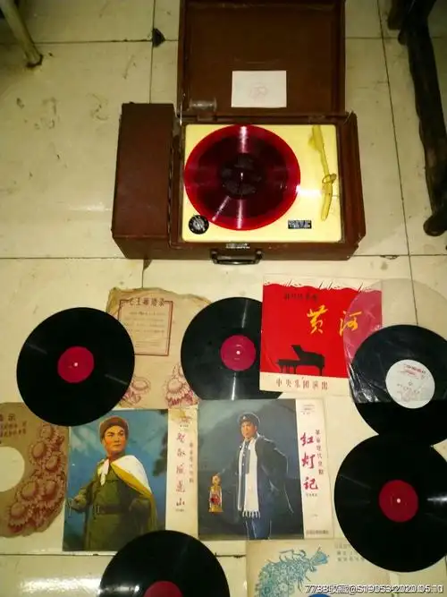 自带功放啦叭唱机十30余张文革老唱片一起拍