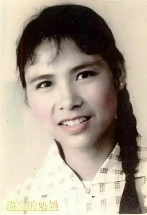 年轻漂亮的母亲