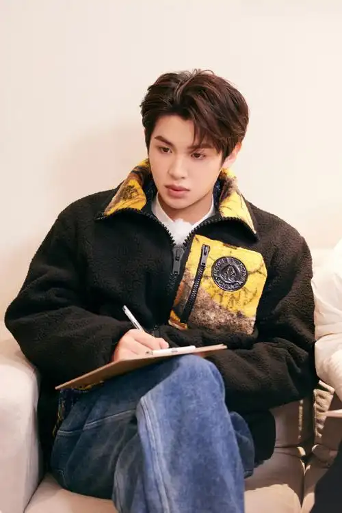 黄明昊极限挑战宝藏行剧照,黄色格子衬衫造型好男高啊,满满阳光帅 !!