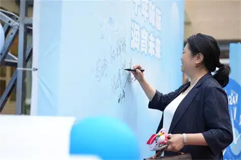 成华区双水碾街道办事处党工委书记欧果先生;成华区教育局党组成员