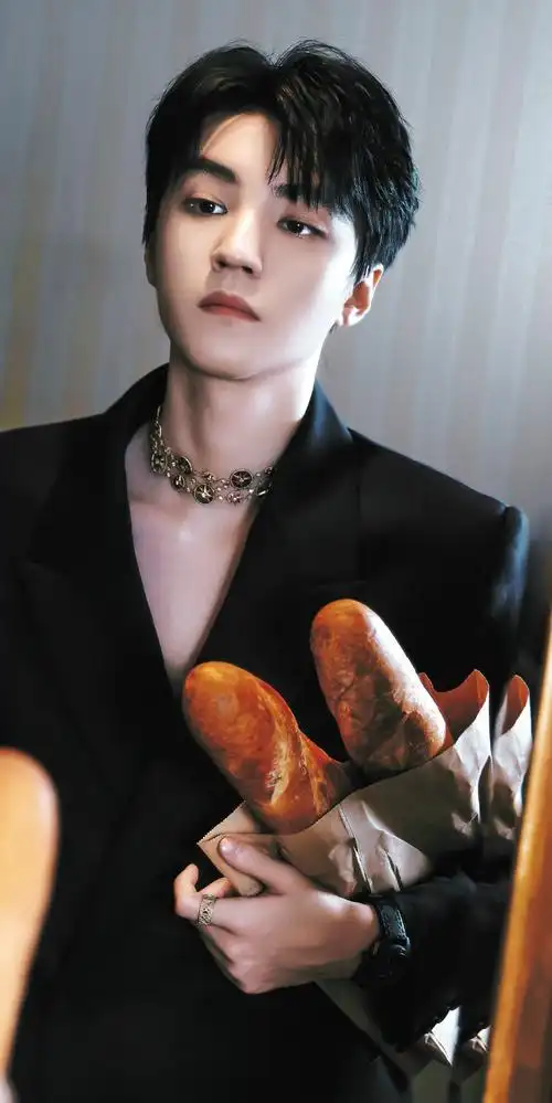 王俊凯深v黑西装