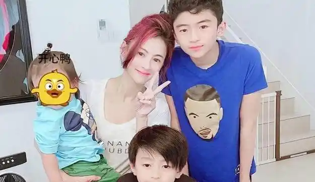 张柏芝四胎风波再起,护士惊爆龙凤胎秘闻,谢霆锋疑似争子?