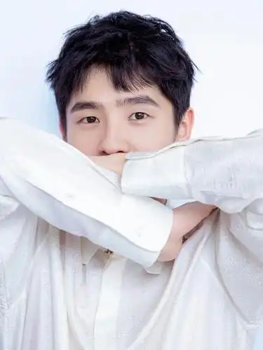 白衬衣的刘昊然,干净可爱帅气