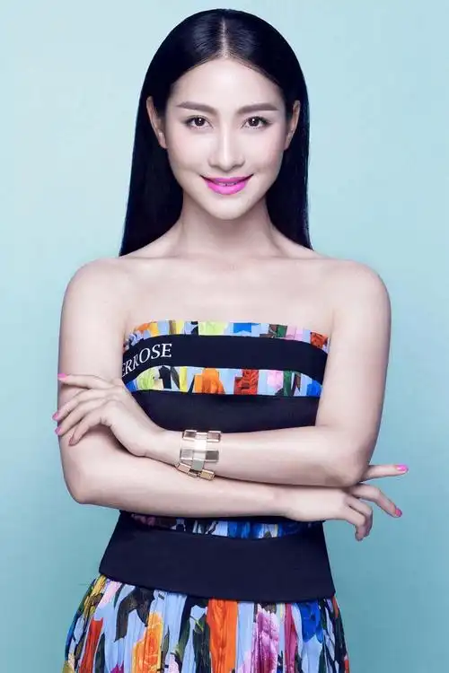 "安陵容"陶昕然拍写真 皮肤白皙展优雅气质