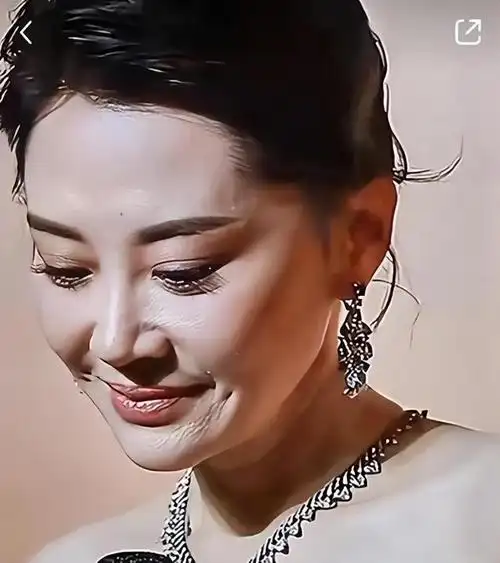 越老越欲?实则高清镜头下的许晴也不年轻了,皮肤也是尽显老态