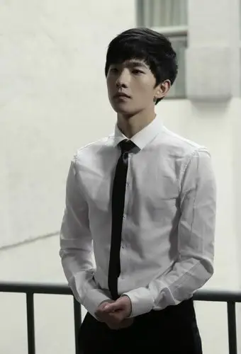 白衬衫黑领带帅气杨洋!