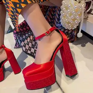 红色高跟鞋结婚一字扣