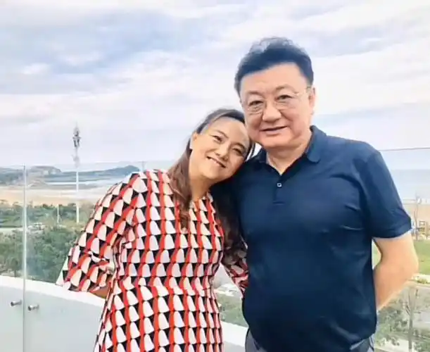 央视主播王宁携高颜值妹妹露面,头发乌黑精神奕奕,仨兄妹如复制