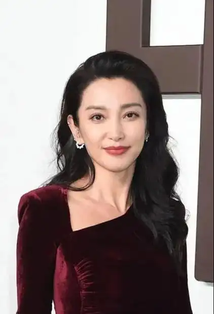 李冰冰一组生图流出引热议!状态很耐扛,脸上皮肤也是保养的不错