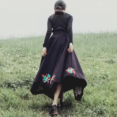 长裙绣花 背影女头像 by:李倩