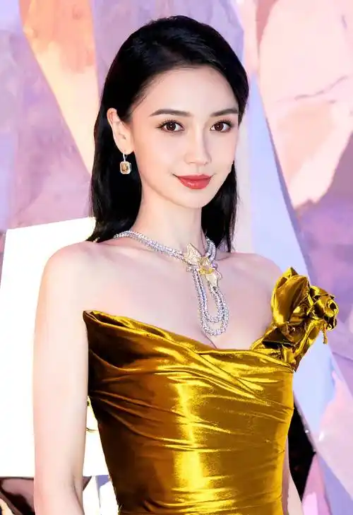杨颖真的很适合当平面模特,一袭金色礼服大秀美背,确实漂亮