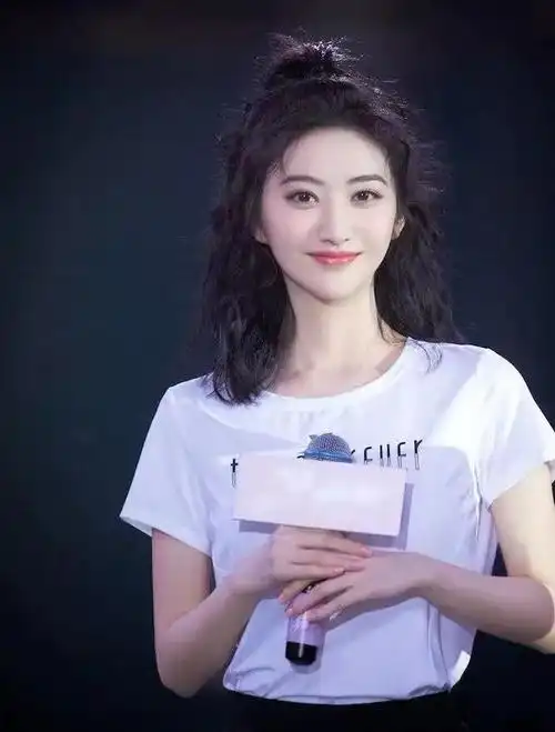 景甜的上一部热播剧还是2021年播出的低成本网剧《司藤》,剧中的景甜