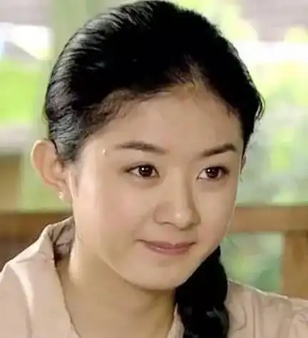 发型  重点:发际线要漂亮   其实赵丽颖刚出道时的发际线是这个样子的