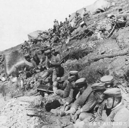 日俄战争老照片:俄军士兵掩埋战死的日军,而奉天城燃起滚滚熊烟