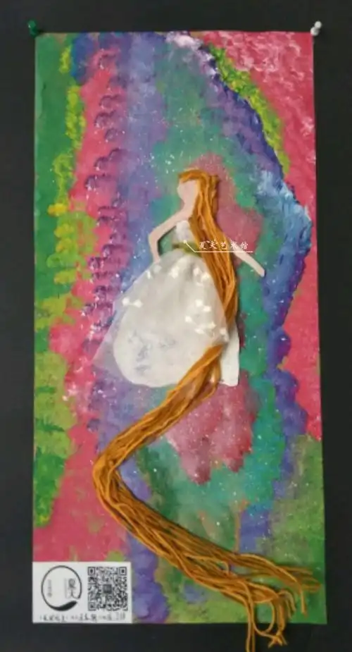 写美篇层层叠叠的鲜花丛中,长发公主在梳理自己的长发,花丛的色彩处理