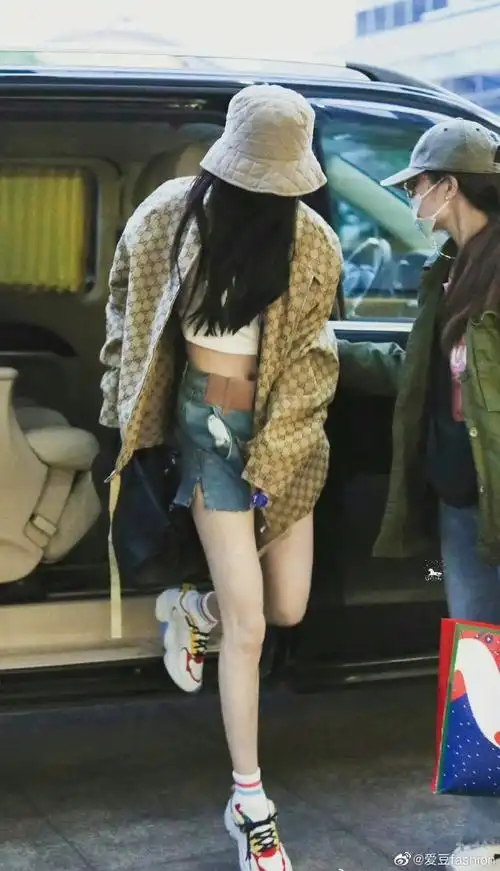 杨幂机场露腰造型