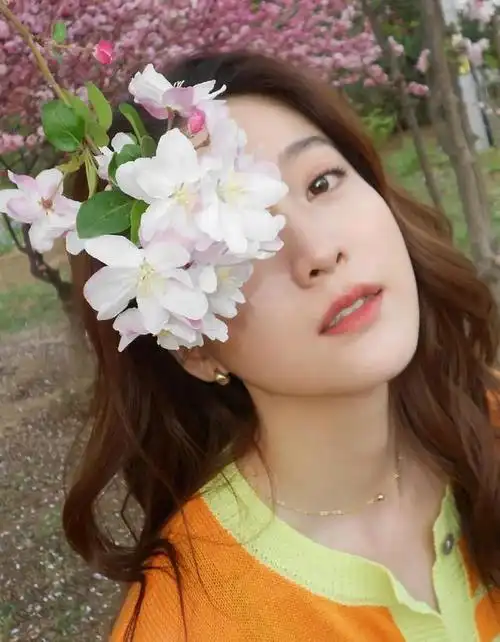 张雪迎最新美照释出身穿黄色针织开衫身处樱花树下美丽动人