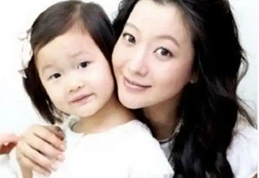 金喜善晒女儿被曝太丑此后金喜善小心翼翼地将女儿保护起来