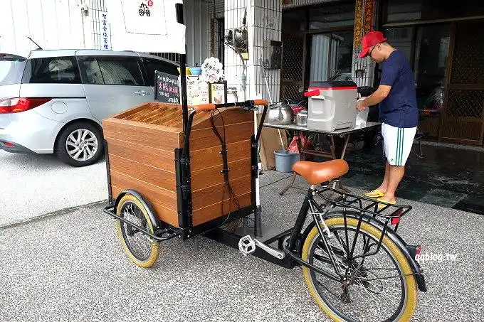 清水小镇里的行动餐车,贩卖著文青风格的日式饭团和咖啡,口味独特有