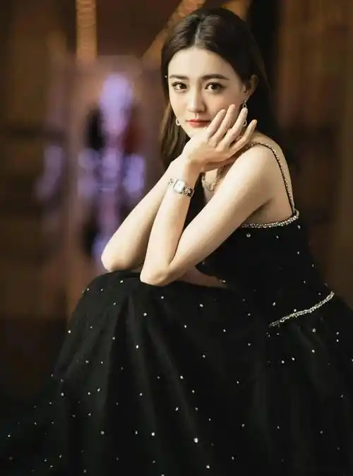 38岁的徐璐,依旧性感迷人,美貌不减当年!